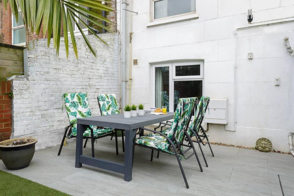 Seaside Escape Apartment พอร์ตสมัธ ภายนอก รูปภาพ